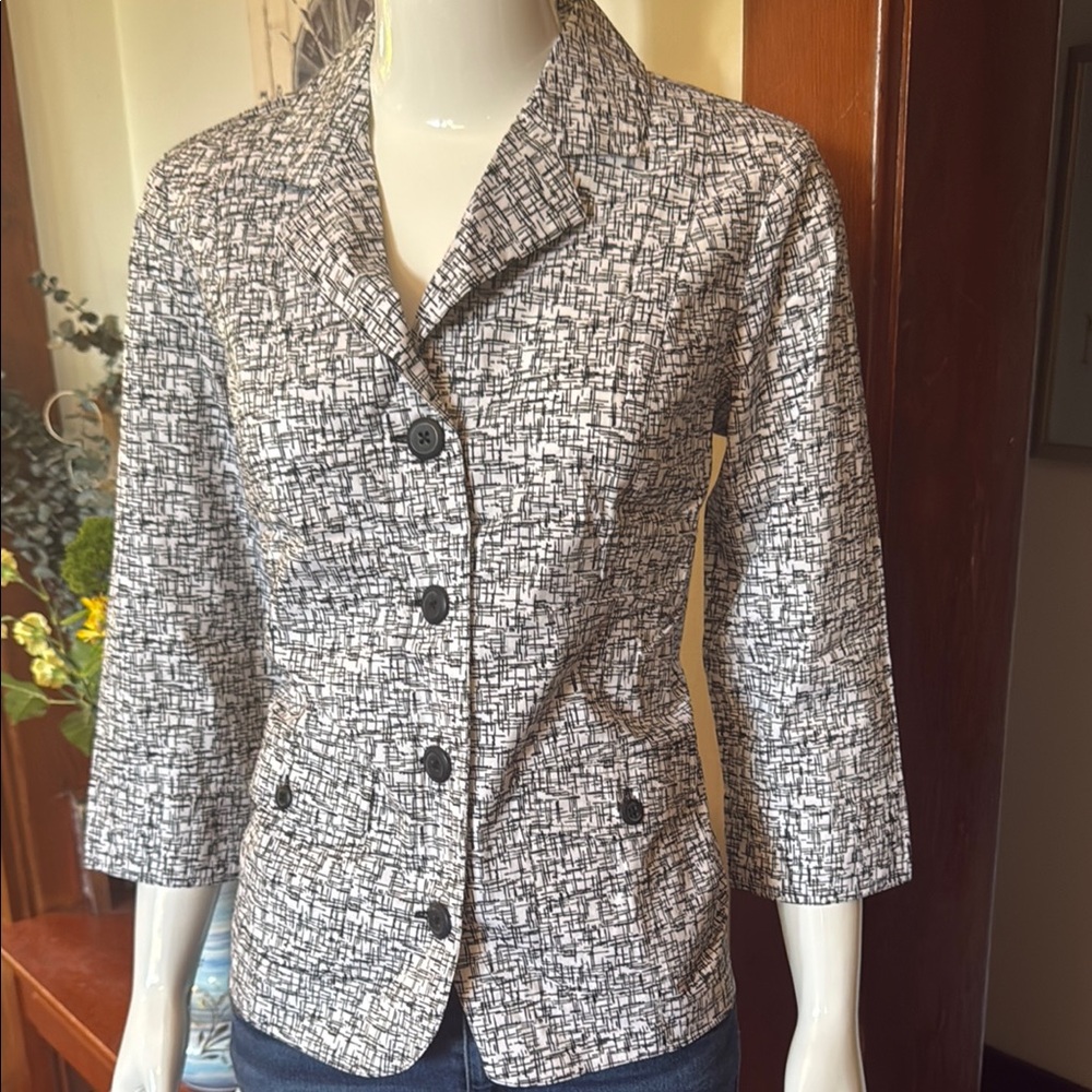 NWT northern reflections size small Women's Black and White blouse